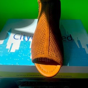 Dark brown / peep toe/zipp up on side comfortable wear